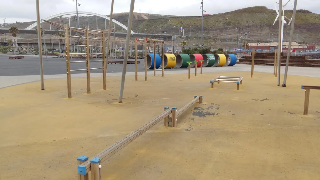 Barre de pompes à Calisthenics Park at Parque Litoral El Rincón, Las Palmas de Gran Canaria – photo 6 sur 7