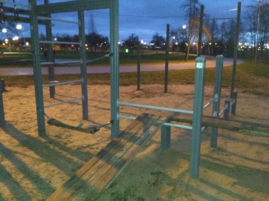 Parallele presso Calisthenics Park at Mūkusalas iela, Rīga – foto 3 di 3