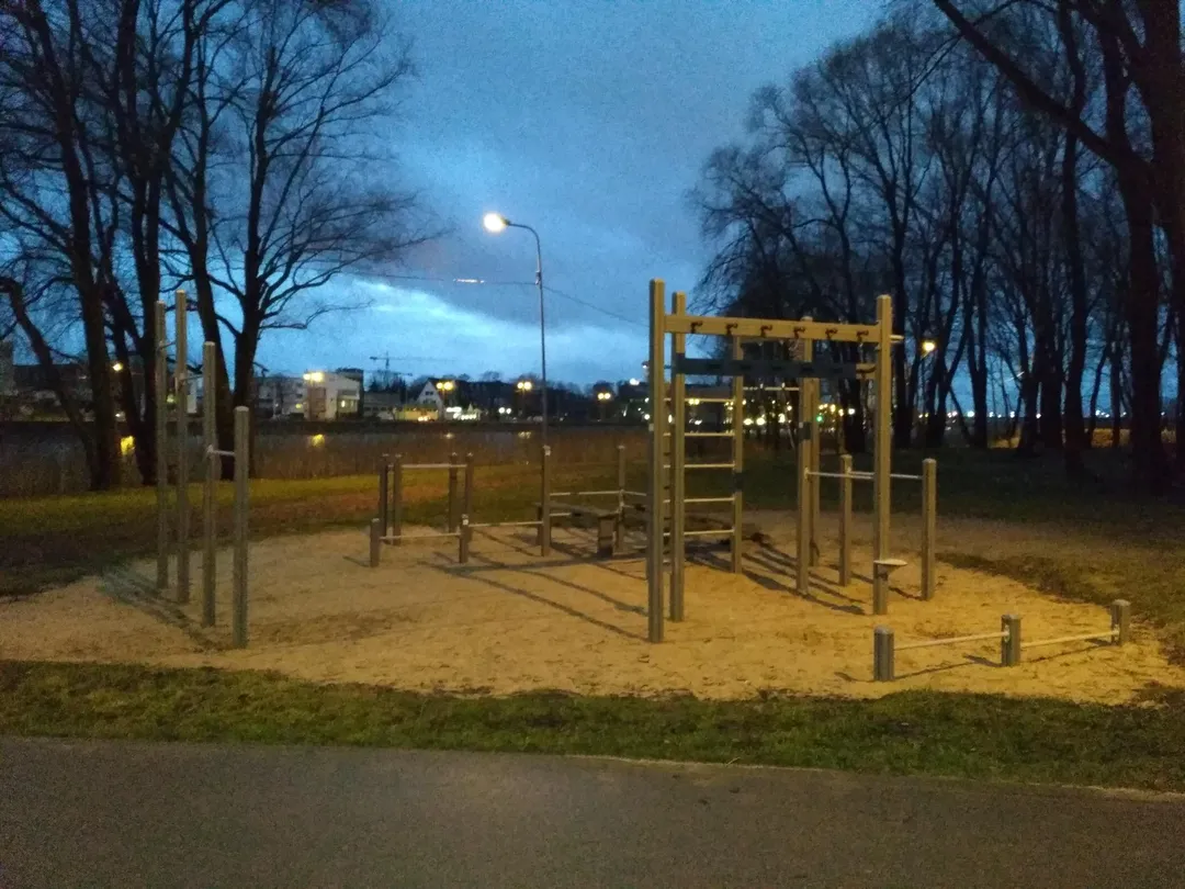 Maniglie per piegamenti presso Calisthenics Park at Mūkusalas iela, Rīga – foto 2 di 3