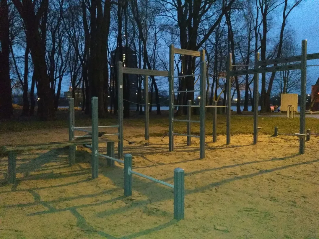 Sbarra per trazioni presso Calisthenics Park at Mūkusalas iela, Rīga – foto 1 di 3