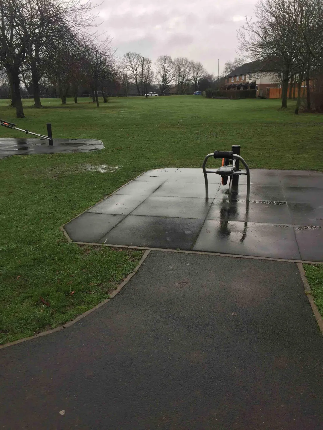 Barren bei Calisthenics Park at Gurnell Skatepark, Greater London – Foto 2 von 2