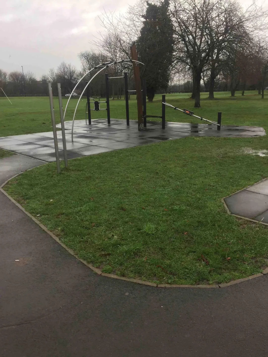 Klimmzugstange bei Calisthenics Park at Gurnell Skatepark, Greater London – Foto 1 von 2