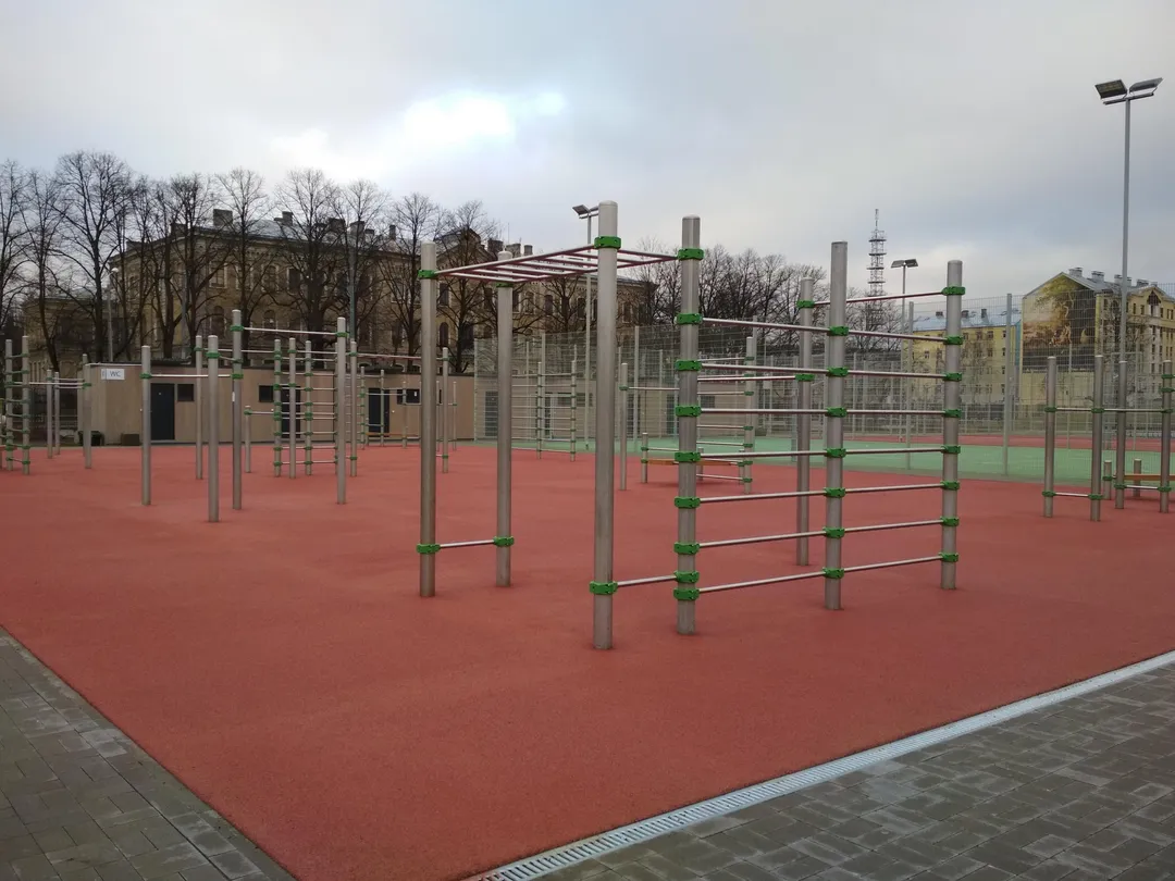 Barre de traction à Calisthenics Park at Krišjāņa Barona iela, Rīga – photo 1 sur 1