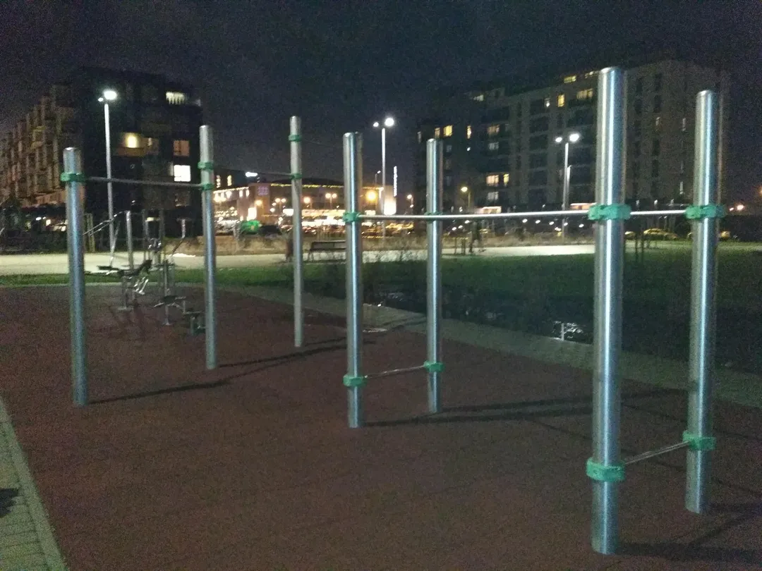 Sbarra per trazioni presso Calisthenics Park at Grostonas iela, Rīga – foto 1 di 1