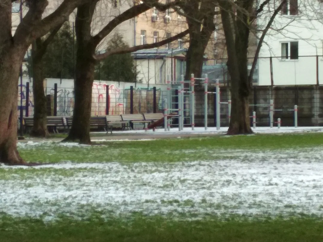 Parallele presso Calisthenics Park at Sparģeļu iela, Rīga – foto 2 di 2