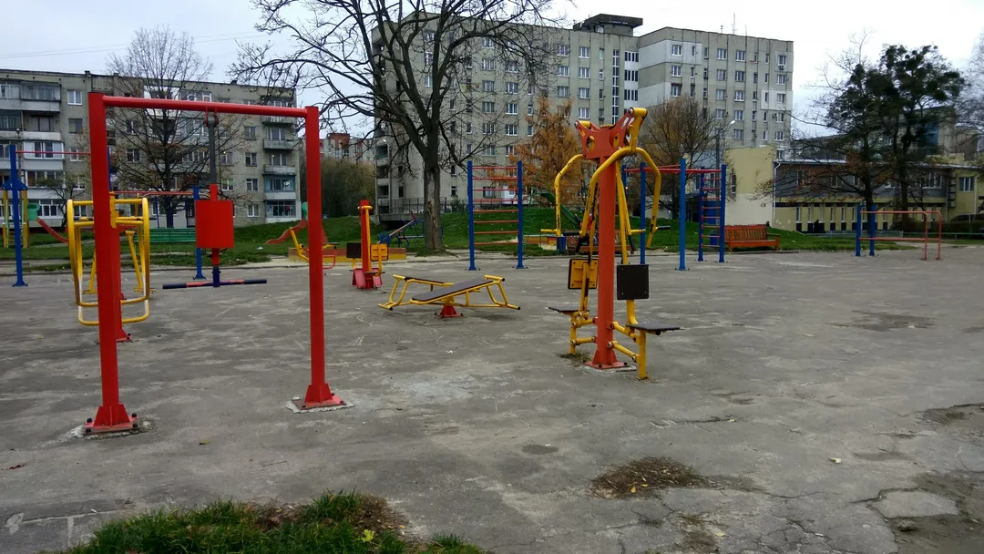 Bară de tracțiuni la Calisthenics Park at вулиця Володимира Великого, Львів – fotografia 1 din 9