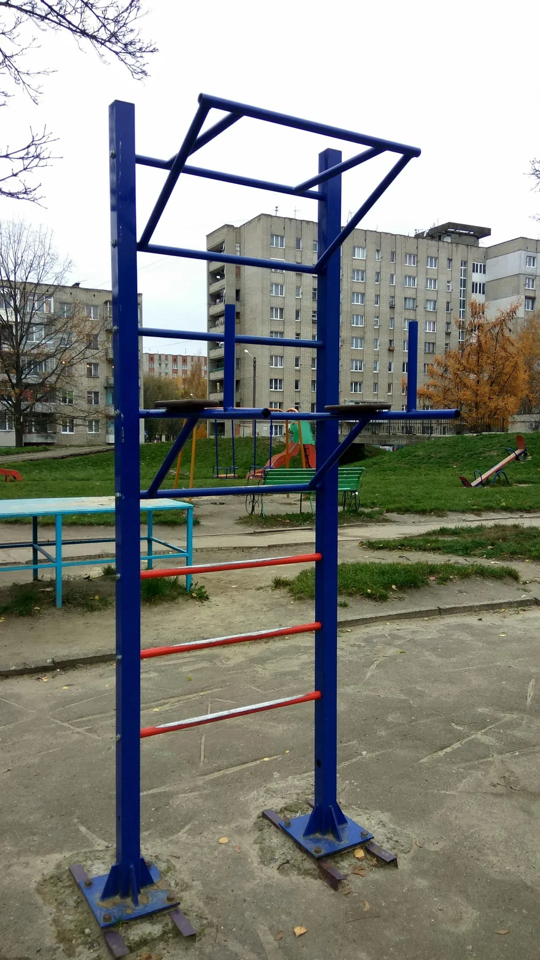 Bancă pentru abdomen la Calisthenics Park at вулиця Володимира Великого, Львів – fotografia 5 din 9