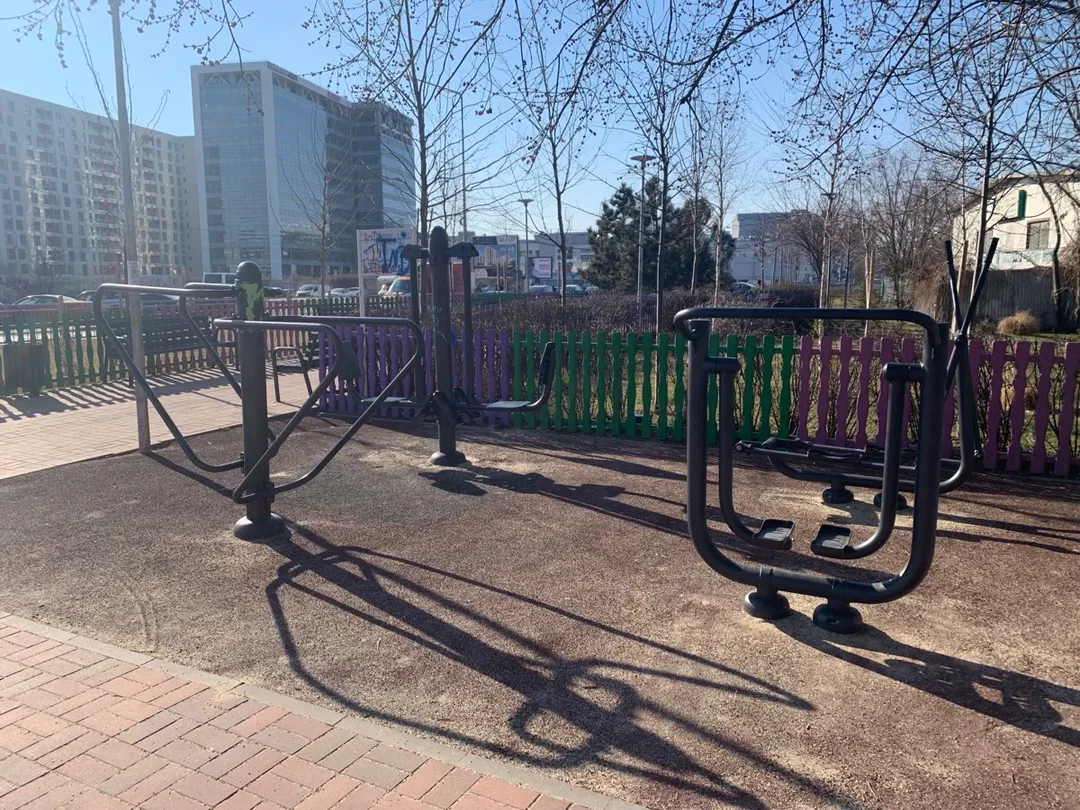 Barras Paralelas en Calisthenics Park at Pasajul Lujerului, București – foto 1 de 4