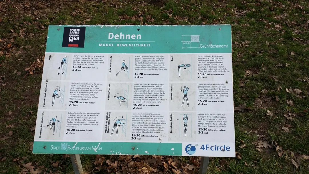 Abs Bench at Calisthenics Park at 4FCIRCLE, Frankfurt am Main – photo 9 of 10