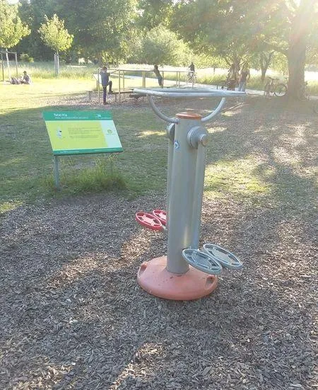 Parallel Gym Bars at Calisthenics Park at 4FCIRCLE, Frankfurt am Main – photo 7 of 10