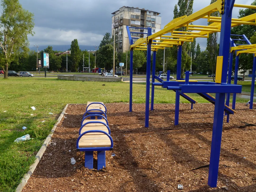 Barres parallèles à Calisthenics Park at бул. Царица Йоанна, София – photo 2 sur 7