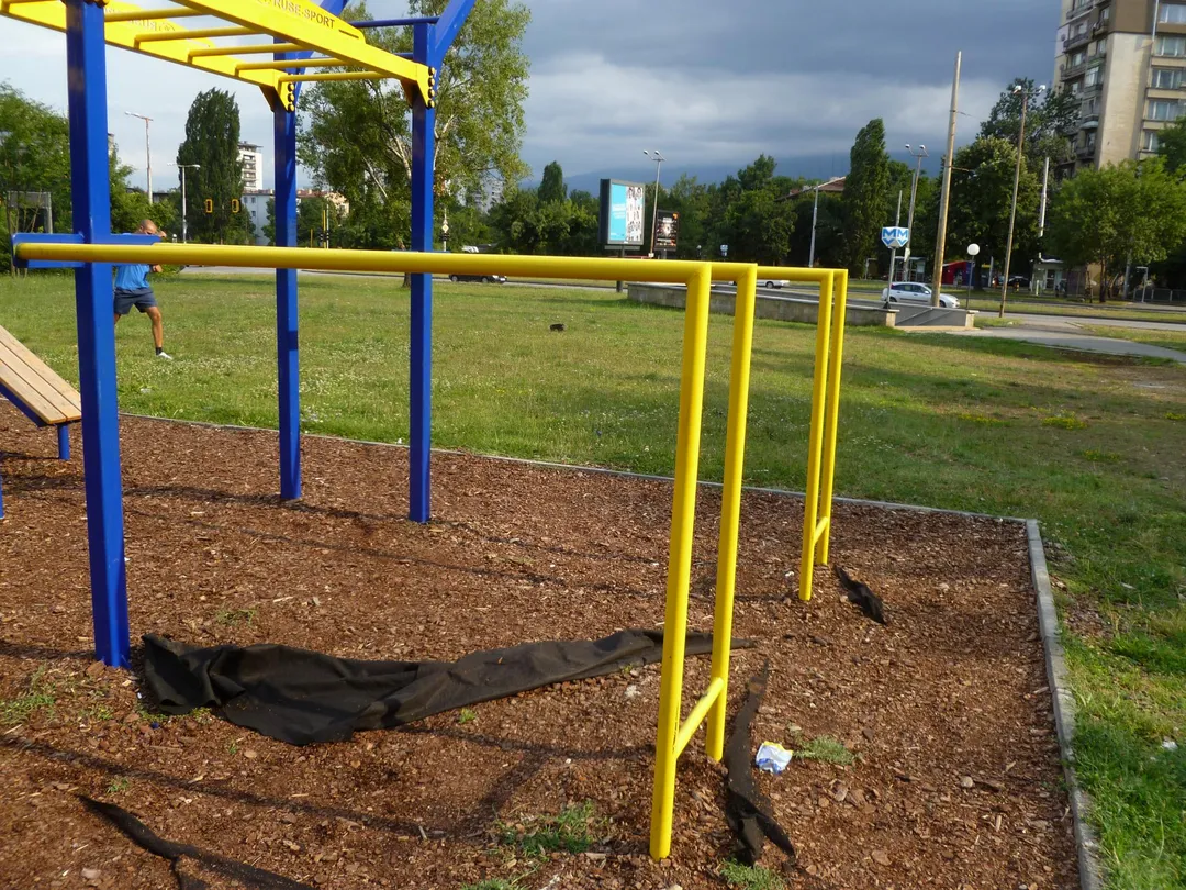 Banc à abdominaux à Calisthenics Park at бул. Царица Йоанна, София – photo 4 sur 7