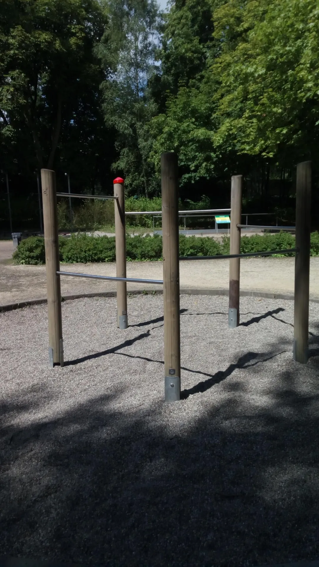 Брусья на площадке Calisthenics Park at Fitnessanlage Huthpark, Frankfurt am Main – фото 2 из 6