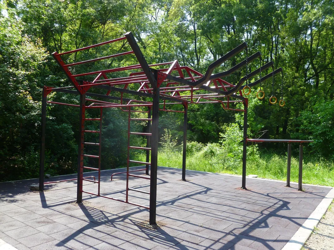 Barres parallèles à Outdoor Gym in ж.к. Люлин, София – photo 2 sur 7