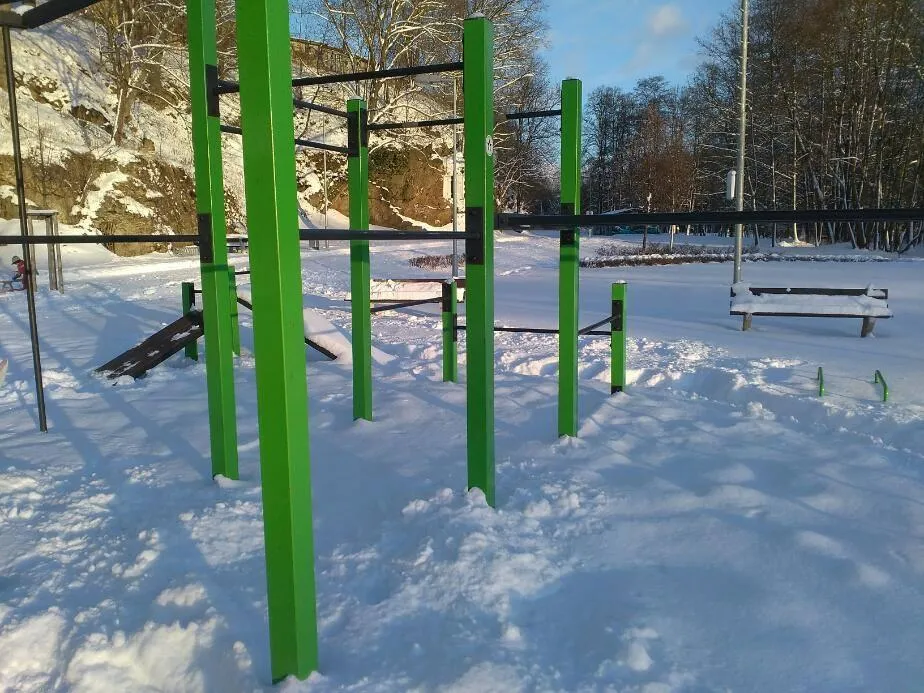 Bare paralele la Calisthenics Park at Plovárenská, Havlíčkův Brod – fotografia 2 din 2