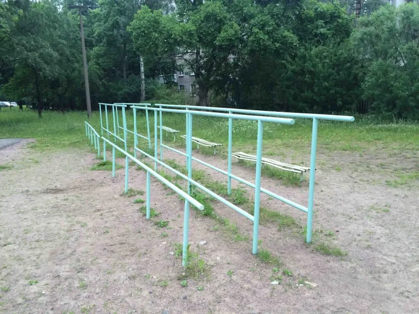 Parallele presso Calisthenics Park at Крещенская улица, Сестрорецк – foto 2 di 4