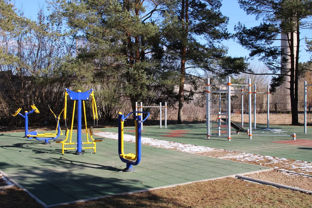 Parallele presso Calisthenics Park at Čiekuru iela, Daugavpils – foto 2 di 2