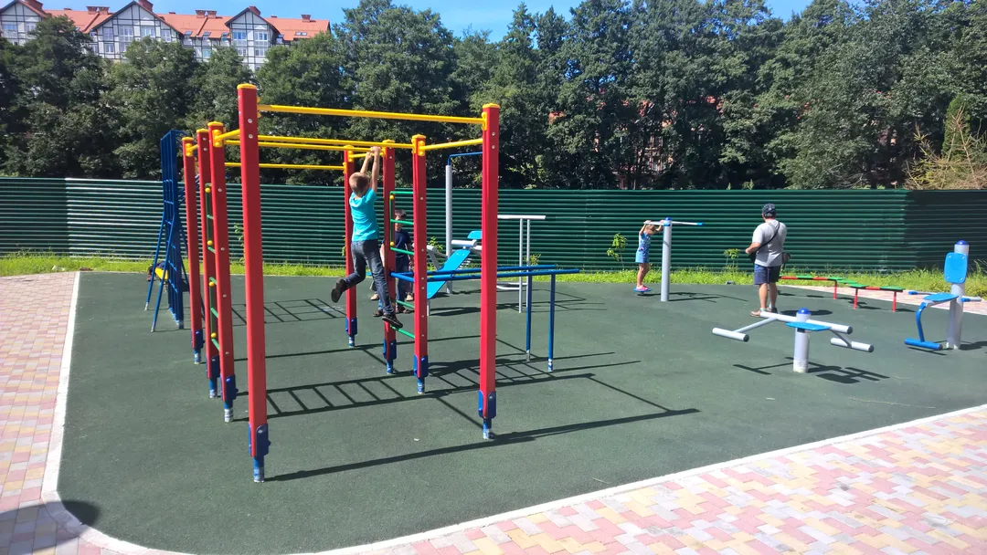 Bare paralele la Calisthenics Park at Майский проезд, Светлогорск – fotografia 2 din 4