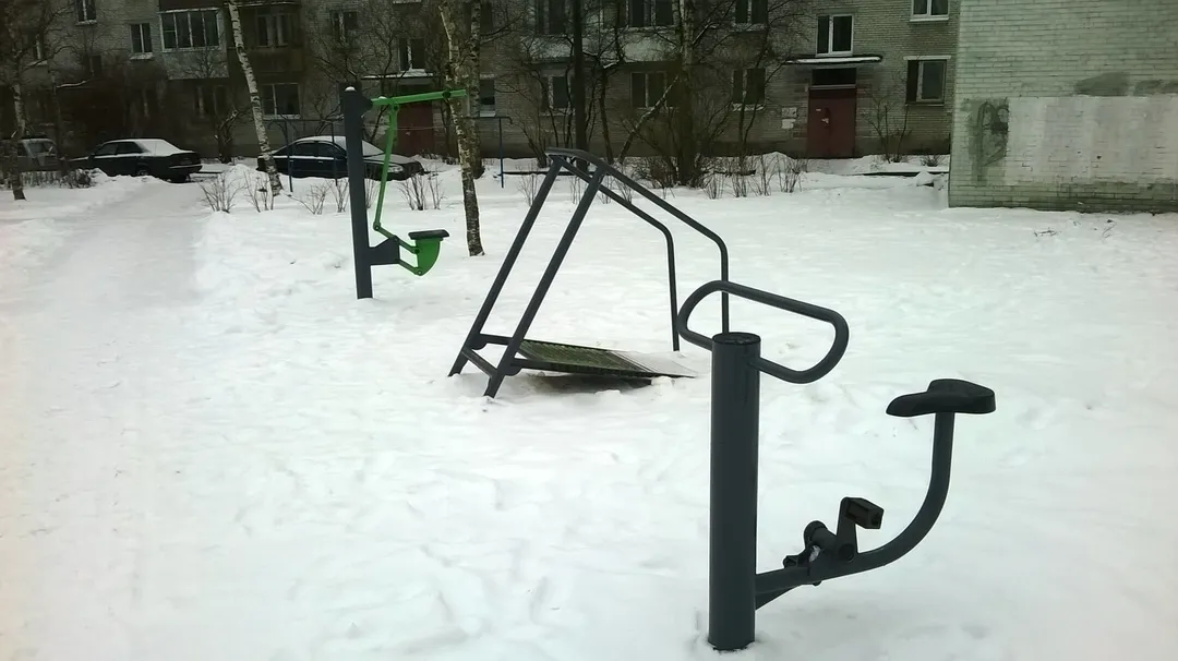 Parallele presso Calisthenics Park at улица Путешественника Козлова, Петергоф – foto 2 di 2