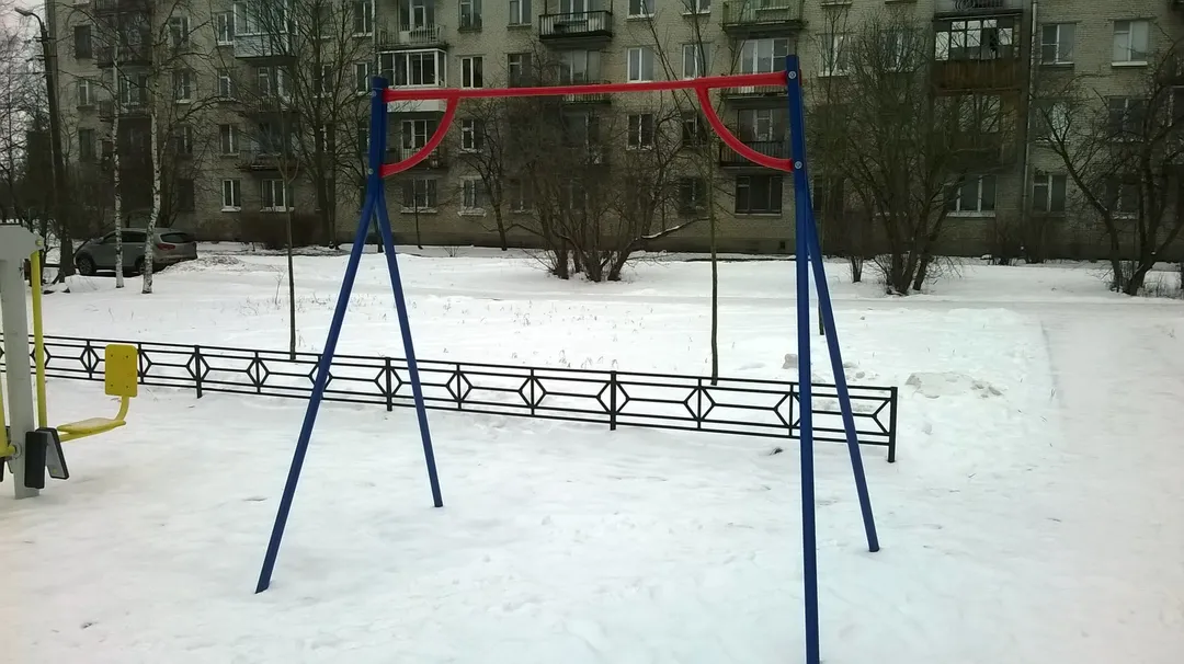 Sbarra per trazioni presso Calisthenics Park at улица Братьев Горкушенко, Петергоф – foto 4 di 4