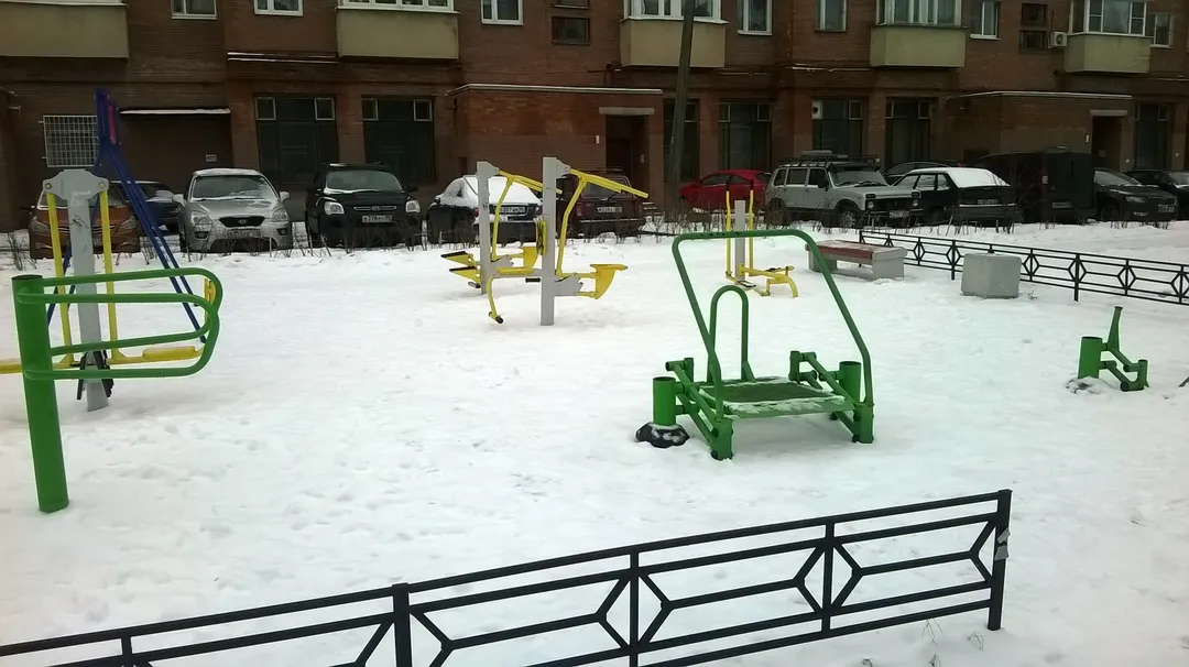 Sci di fondo presso Calisthenics Park at улица Братьев Горкушенко, Петергоф – foto 3 di 4