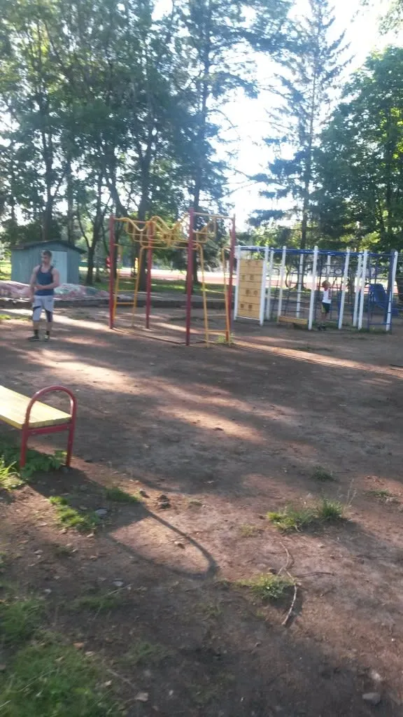Sbarra per trazioni presso Calisthenics Park at Тулонская аллея, Кронштадт – foto 1 di 3