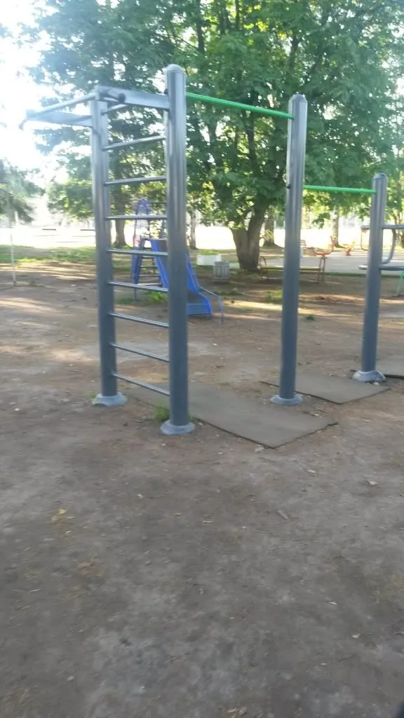 Parallele presso Calisthenics Park at Тулонская аллея, Кронштадт – foto 2 di 3
