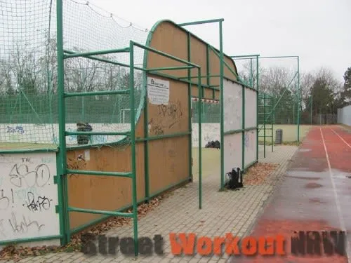 Bare paralele la Calisthenics Park at Hasova, Hlavní město Praha – fotografia 2 din 3