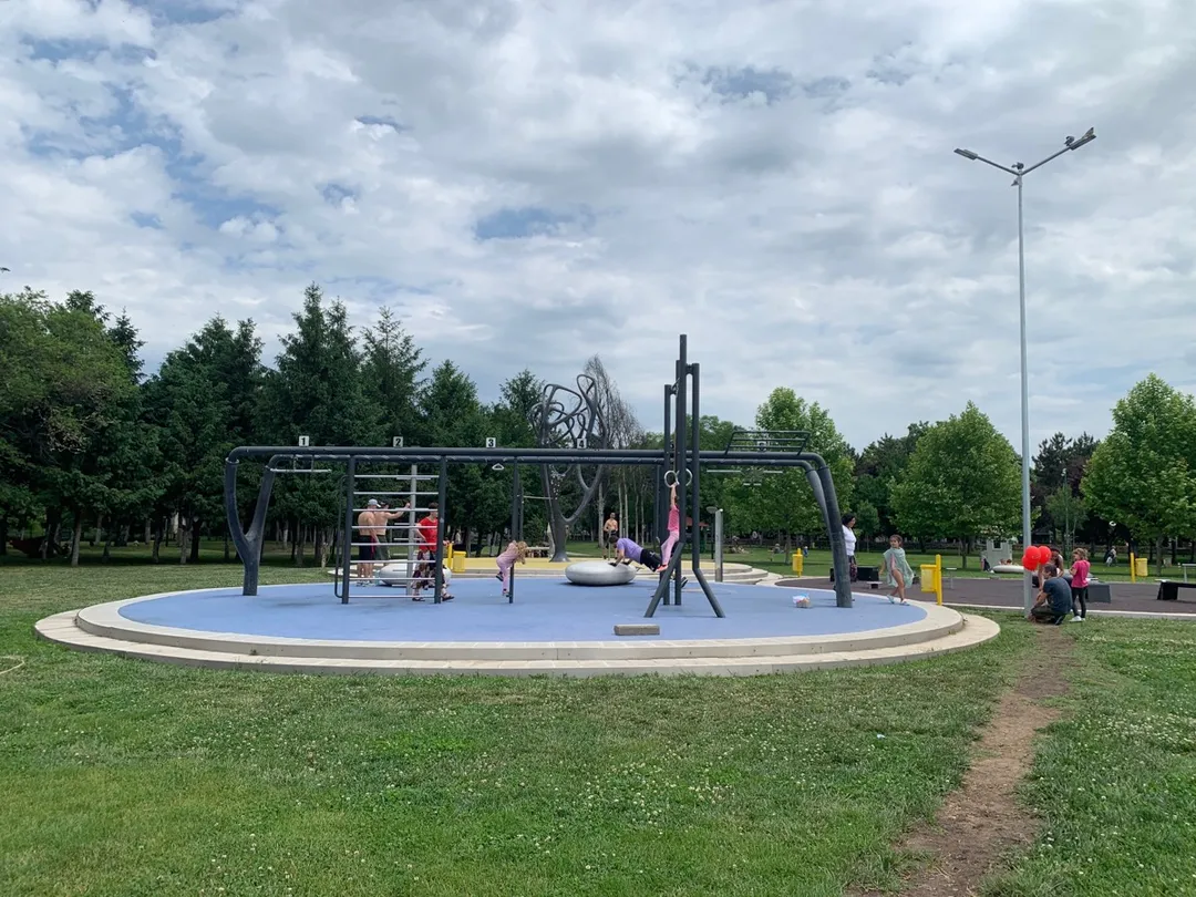 Barres parallèles à Calisthenics Park at Calea Piscului, București – photo 2 sur 6