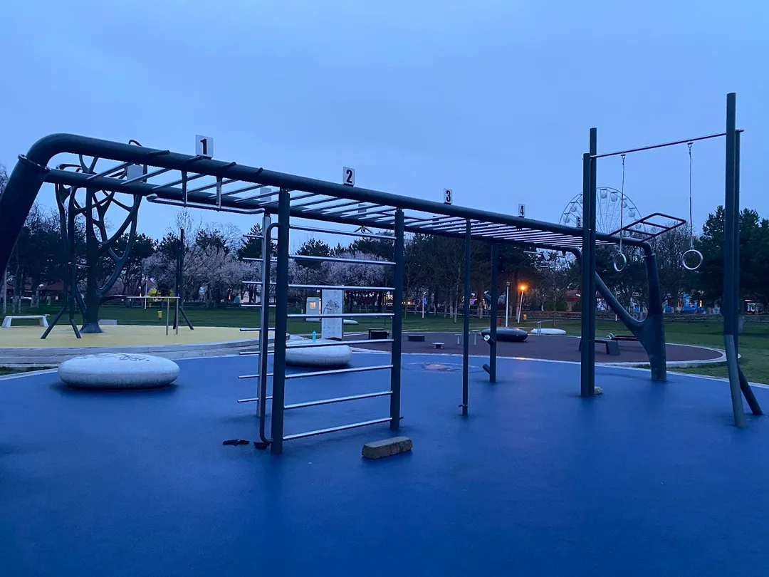 Banc à abdominaux à Calisthenics Park at Calea Piscului, București – photo 5 sur 6
