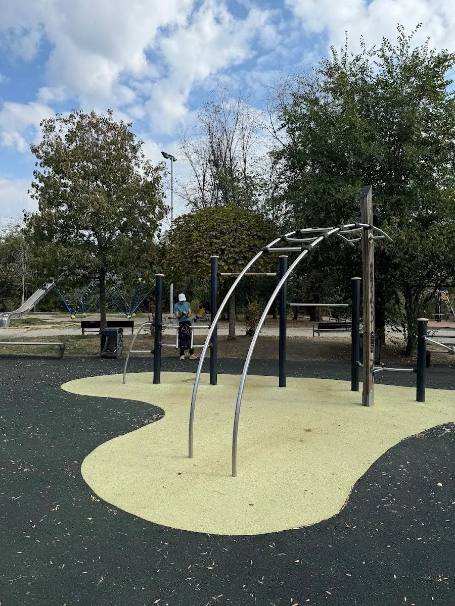 Parallel Gym Bars at Calisthenics Park at Strada Nicopole, București – photo 2 of 3
