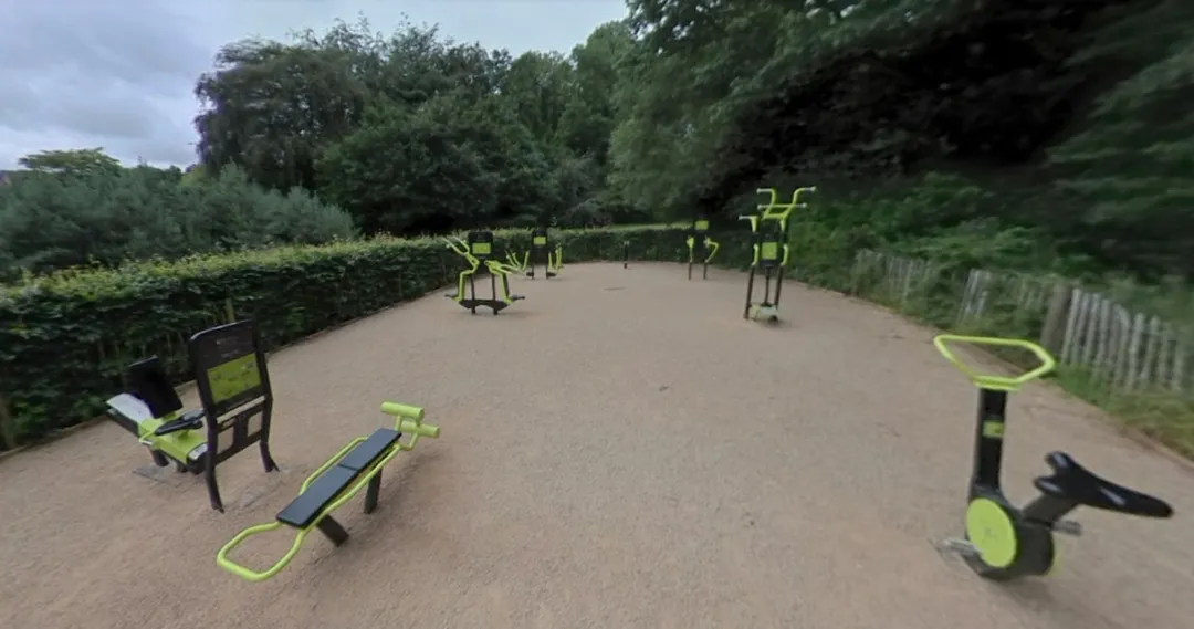 Panca per addominali presso Calisthenics Park at Upper Newtownards Road, Belfast – foto 2 di 3