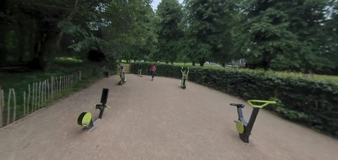 Parallele presso Calisthenics Park at Upper Newtownards Road, Belfast – foto 1 di 3
