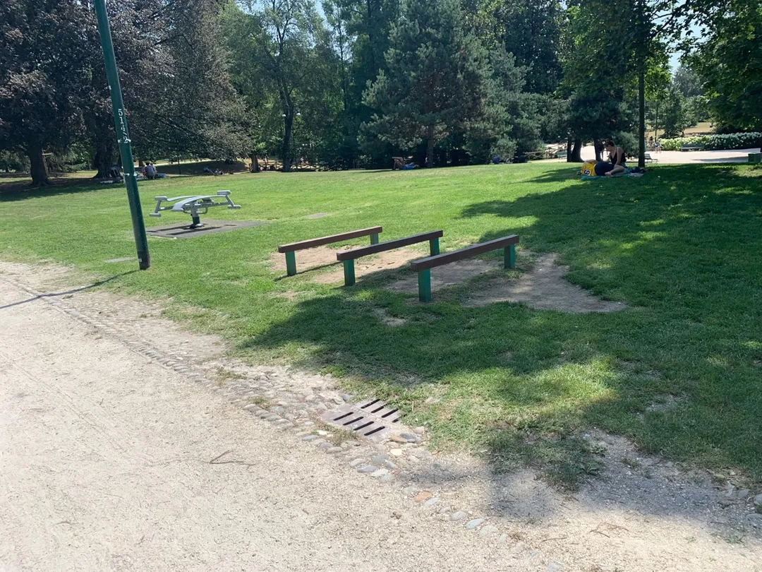 Лавка для преса на майданчику Calisthenics Park at Viale Alessandro Puskin, Milano – фото 2 з 4
