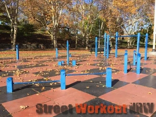 Klimmzugstange bei Calisthenics Park at Trinity Avenue, City of New York – Foto 1 von 1