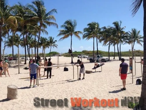 Брусья на площадке Calisthenics Park at Ocean Drive, Miami – фото 2 из 2