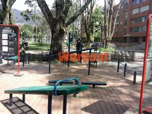 Barre de traction à Calisthenics Park at Calle 88, Bogotá – photo 1 sur 2