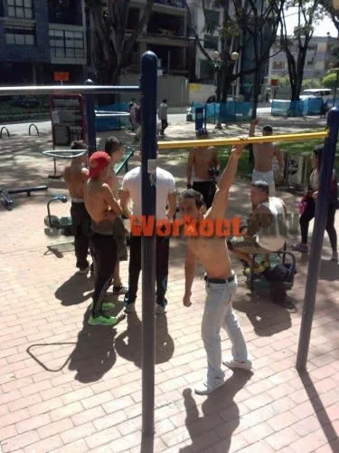 Barres parallèles à Calisthenics Park at Calle 88, Bogotá – photo 2 sur 2