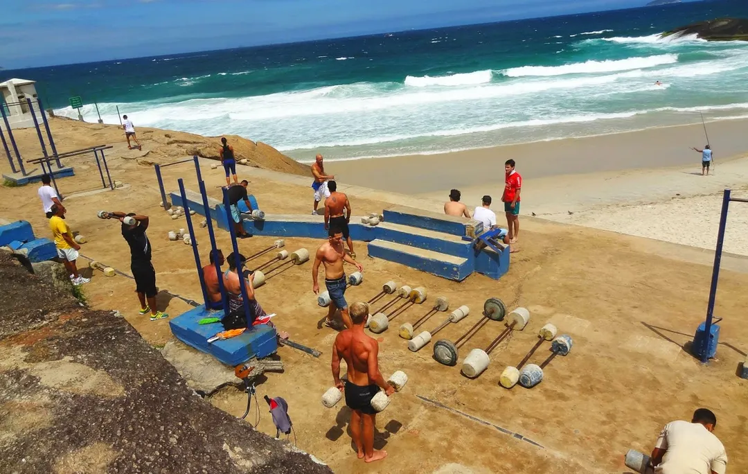 Bară de tracțiuni la Calisthenics Park at Rua Teixeira de Melo, Rio de Janeiro – fotografia 1 din 1