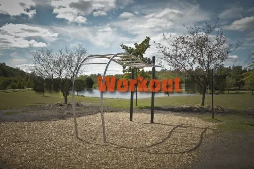 Бруси на майданчику Calisthenics Park at Boulevard Gaétan-Boucher, Longueuil – фото 2 з 4