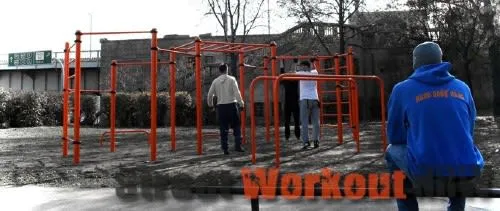 Bare paralele la Calisthenics Park at Goldmann György tér, Budapest – fotografia 2 din 3