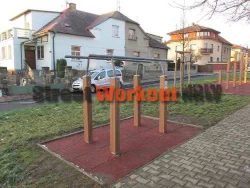 Бруси на майданчику Calisthenics Park at Sadská, Hlavní město Praha – фото 2 з 3