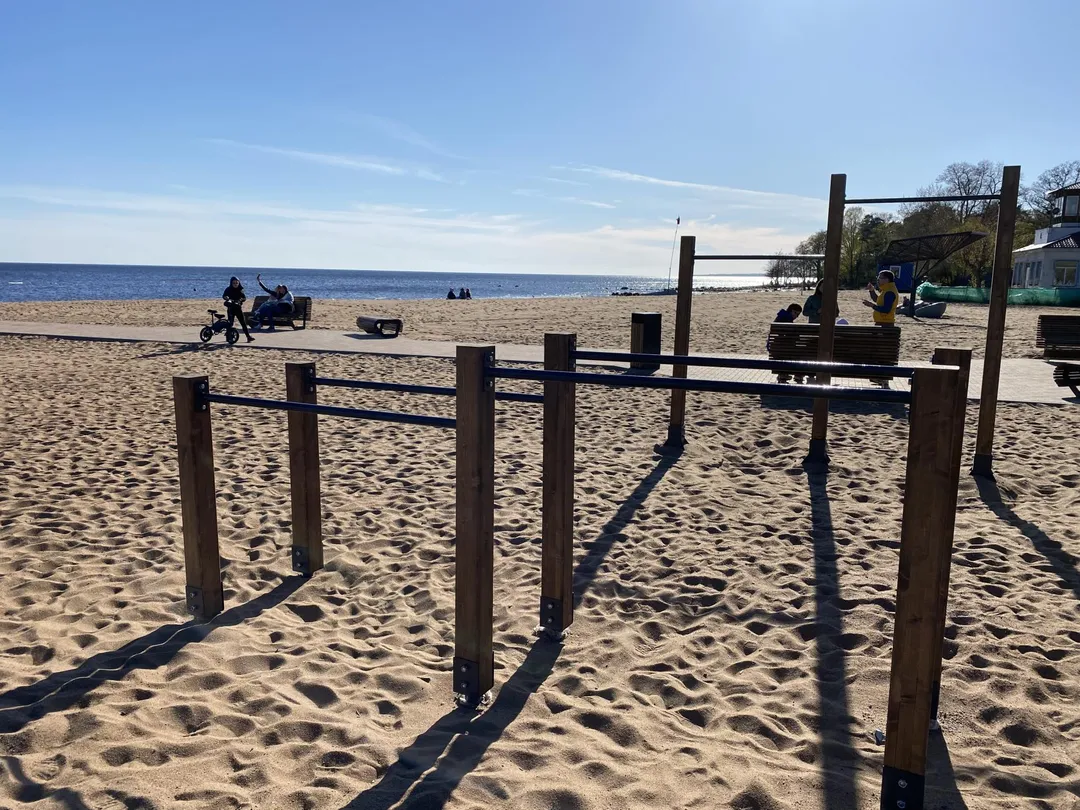 Parallele presso Calisthenics Park at Театральная улица, Зеленогорск – foto 2 di 6