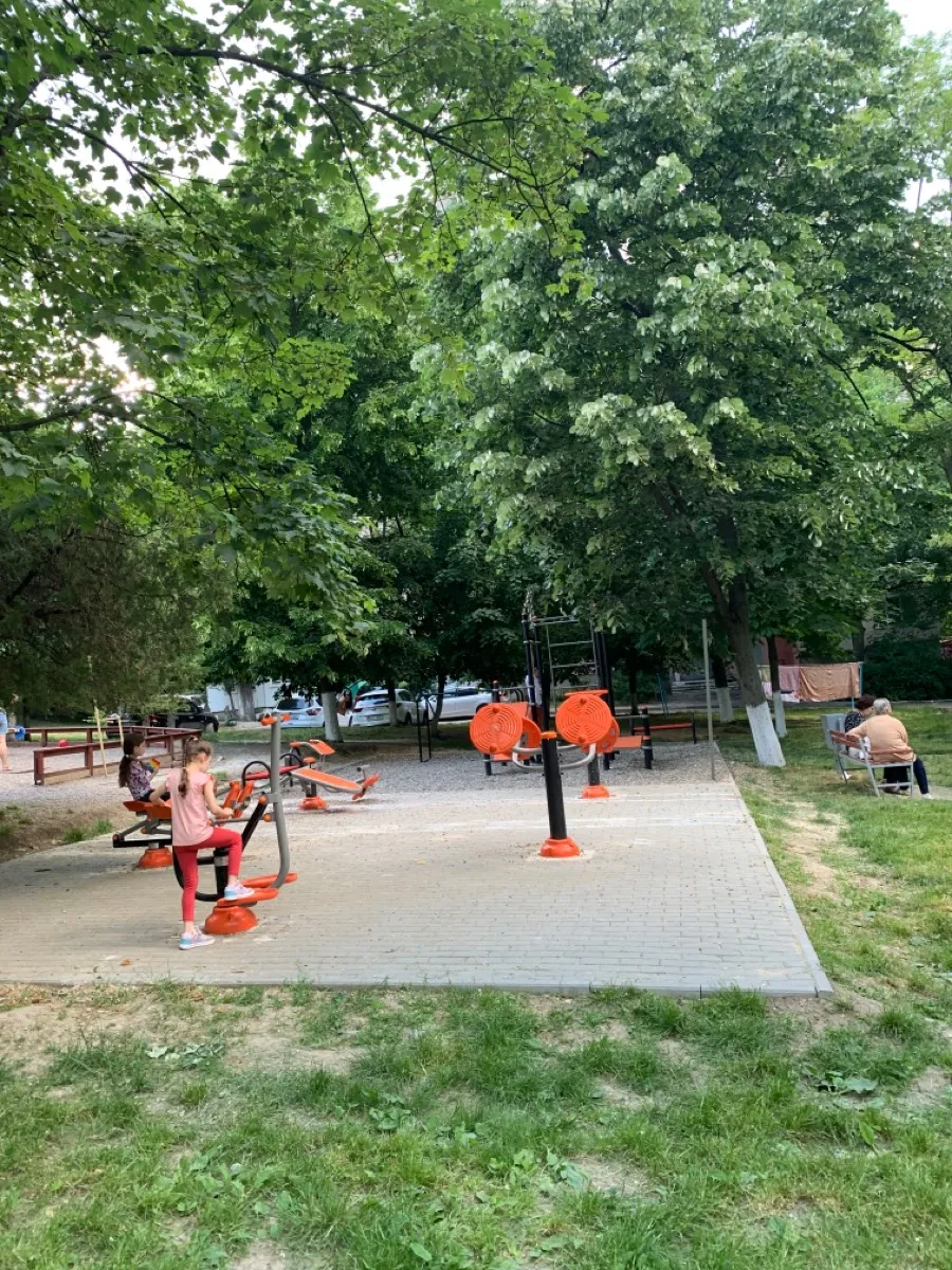 Sbarra per trazioni presso Calisthenics Park at Bulevardul Cuza-Vodă, Chișinău – foto 1 di 2
