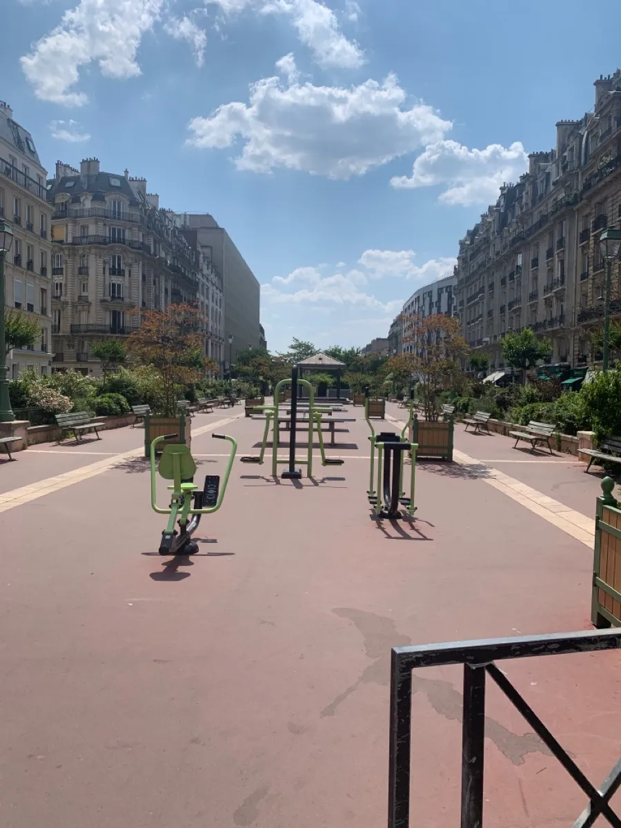 Air Skier at Calisthenics Park at Avenue des Ternes, Paris – photo 1 of 1