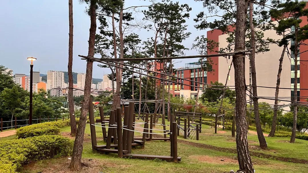 Sbarra per trazioni presso Outdoor Gym in 능곡동, 시흥시 – foto 1 di 2