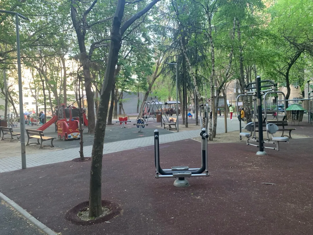 Langlauftrainer bei Outdoor Gym in Gara de Nord, București – Foto 2 von 4