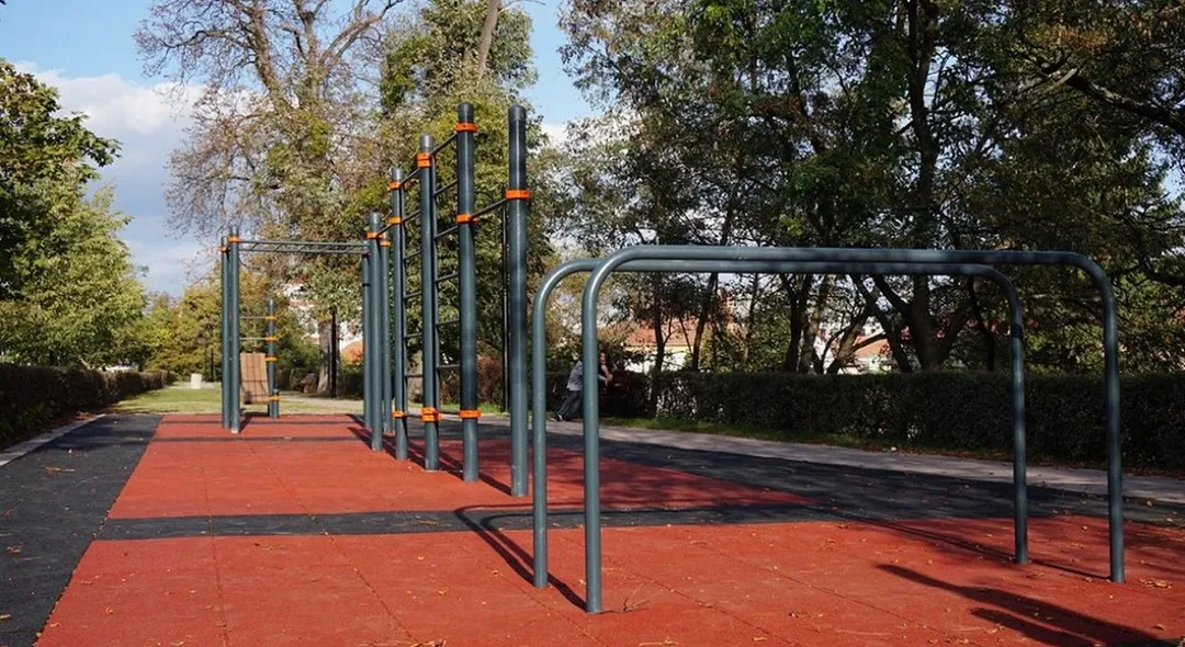 Скамья для пресса на площадке Calisthenics Park at Strada Tipografilor, Sibiu – фото 5 из 7