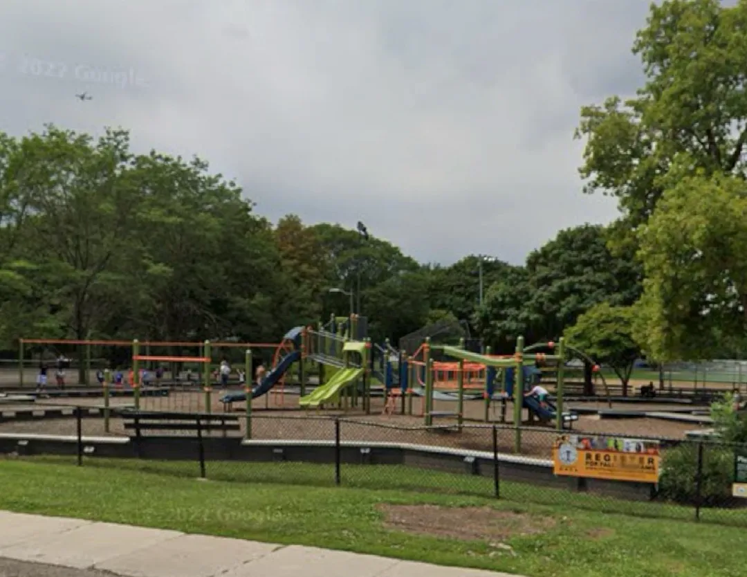 Брусья на площадке Calisthenics Park at Basketball Courts, Chicago – фото 2 из 2