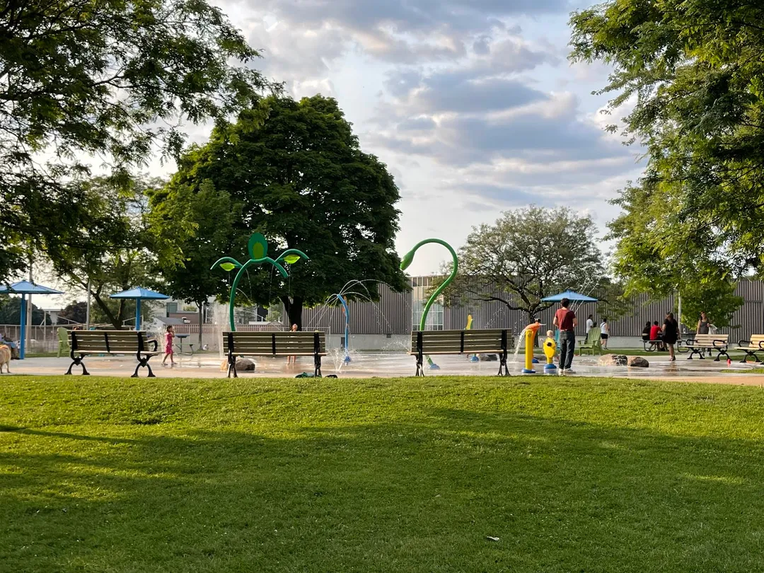 Barras Paralelas en Calisthenics Park at Claude Bergeron Pathway, Toronto #wp3779 – foto 2 de 7